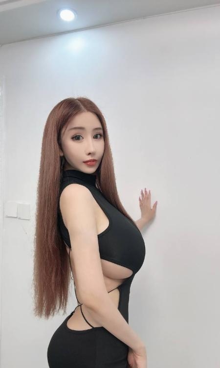 高挑大胸气质御姐