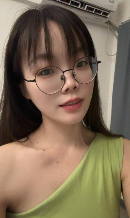 眼镜妹兼职诗诗