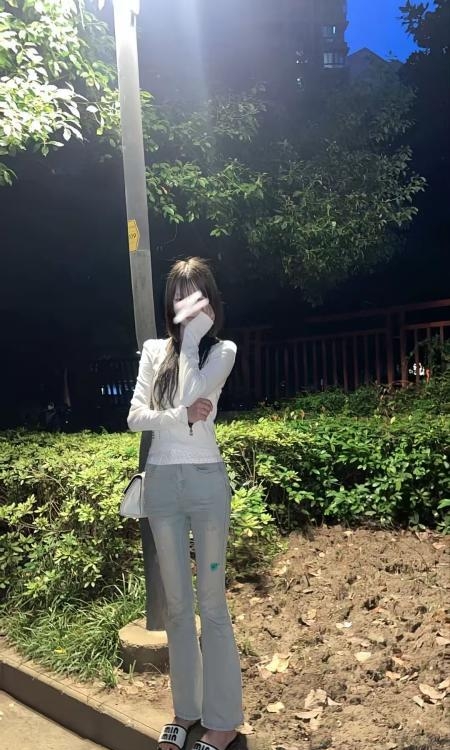 南站三点粉白虎小妹妹